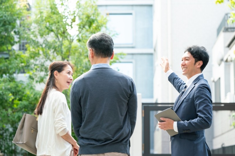 住宅購入について相談するお客様と不動産担当者