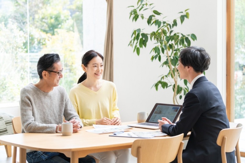 住み替えや不動産売却について相談するお客様と担当者