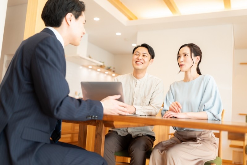 住宅購入前の資金計画について相談するお客様と不動産担当者