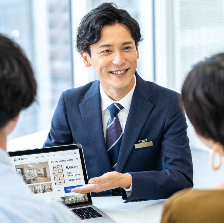 住宅購入や住宅ローンについて相談するお客様と不動産担当者